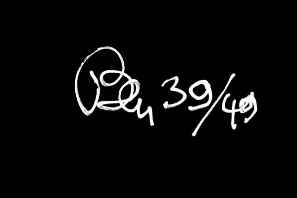 Signature 5 — Ben Vautier · En bas à droite, sur le papier noir, sous la dernière ligne imprimée.