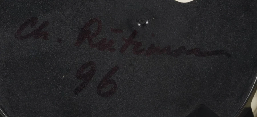 Signature — Christoph Rütimann · Au revers, sur la surface noire du dessous de la base de la balance.