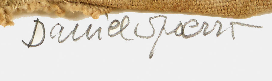 Signature 10 — Daniel Spoerri · En bas à droite, le long du bord inférieur de l’œuvre.