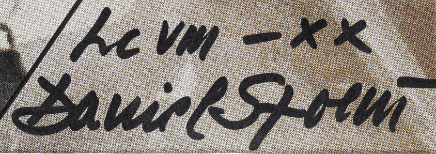 Signature 3 — Daniel Spoerri · En bas à droite, sur la face avant du sac.