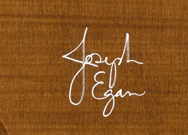 Signature 3 — Joseph Egan · Au verso, près du centre, sous le monogramme.