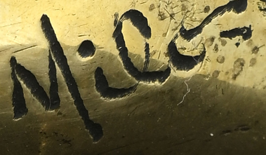 Signature — Milo · Sur le côté inférieur de la sculpture en bronze, juste au-dessus du socle en marbre.