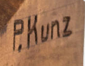 Signatur — Paul Kunz · Auf der rechten Seite des Sockels, nahe oben.