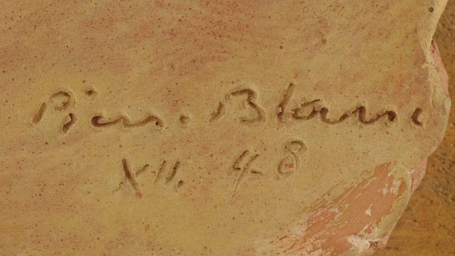 Firma 2 — Pierre Blanc · In basso a destra del bassorilievo.