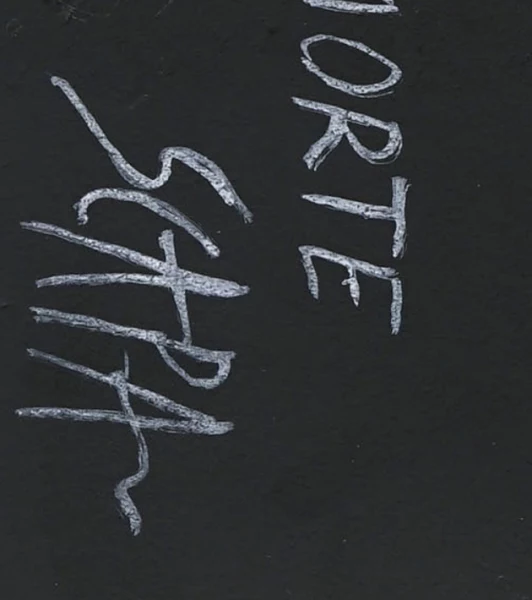 Signature — Ted Scapa · Sur la partie gauche du socle, près du titre et du numéro d’édition.