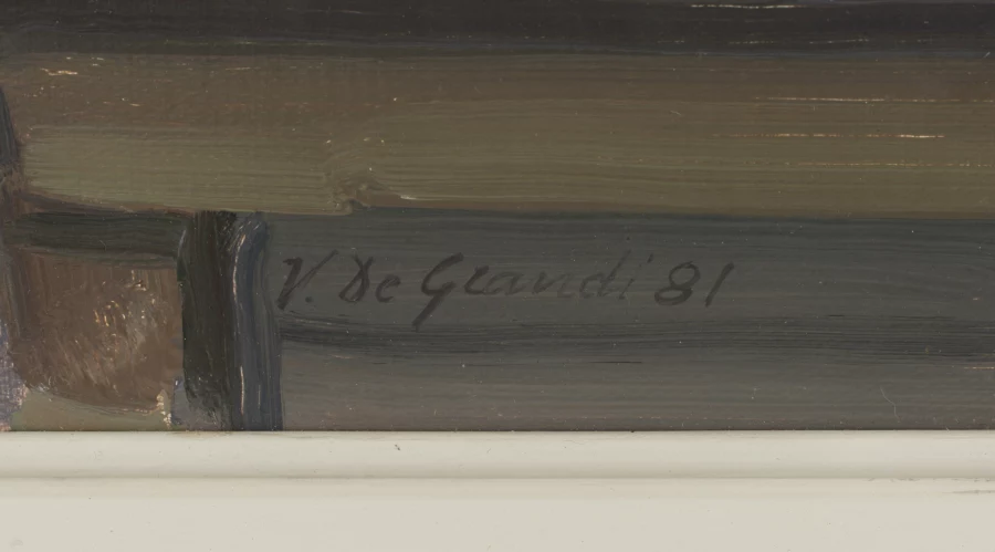 Signatur — Vincent De Grandi · Im unteren Bildbereich auf dem dunklen Streifen unter dem Tisch, leicht links der Mitte.