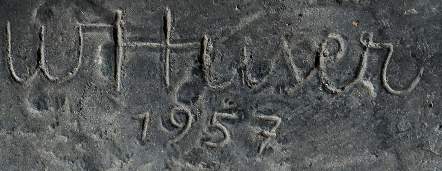 Firma — Walter Huser · Sulla faccia della base, vicino al bordo inferiore della scultura.