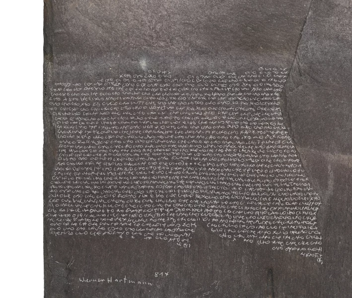 Signature — Werner Hartmann · En bas à gauche de la première ardoise, sous l’inscription gravée.