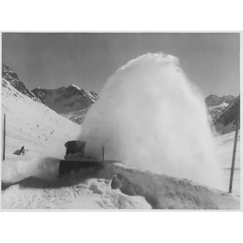 Albert Steiner — "Schneeschleuder der eidg. Post am Julierpass...".