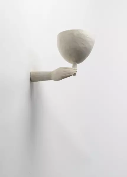 Alberto GIACOMETTI (1901-1966), applique "Main tenant une coupe", plâtre — DognyAuction