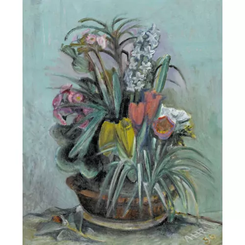 Blumenarrangement in einer Schale