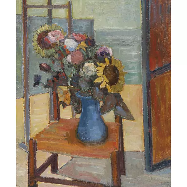 Sommerbouquet in blauer Vase auf Stuhl