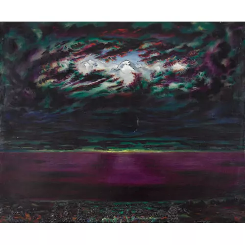 Seelandschaft mit Bergspitzen zwischen Wolken