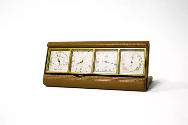 Angelus Foursome, quatre cadrans faisant baromètre, pendulette, calendrier et thermomètre de table — Genève Enchères