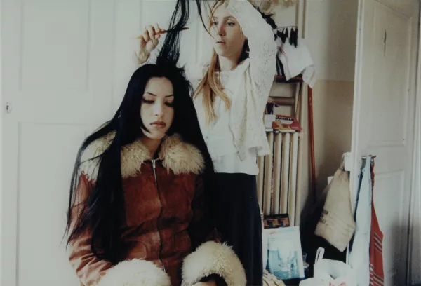 Annelies Štrba — Sonja und Linda beim Haarekämmen, 1995