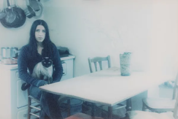 Annelies Štrba — Linda mit Ashi in der Küche, 1996