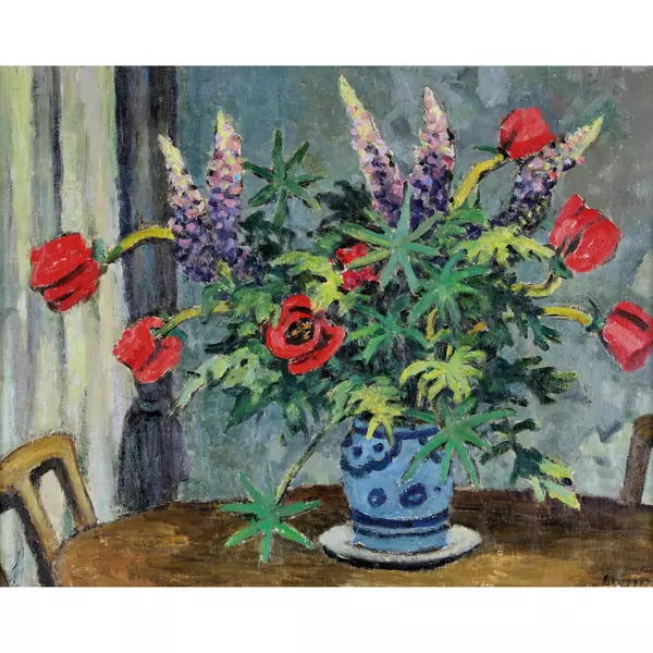 Stillleben mit Tulpen und Lupinen in Westerwälder Topf