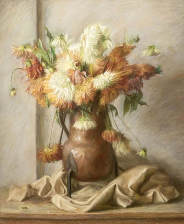 Bouquet de fleurs fanées dans un pot en cuivre