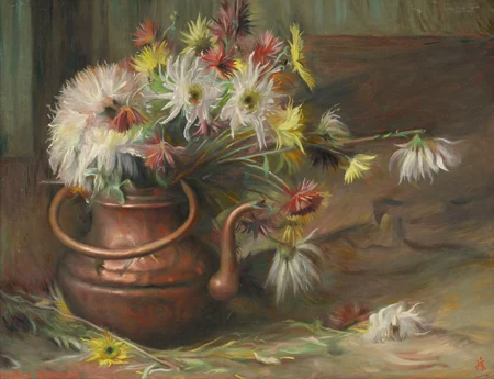 Bouquet de chrysanthèmes et théière en cuivre