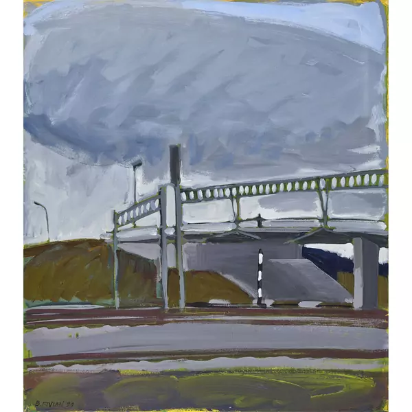 Autobahnbrücke unter Regenwolken