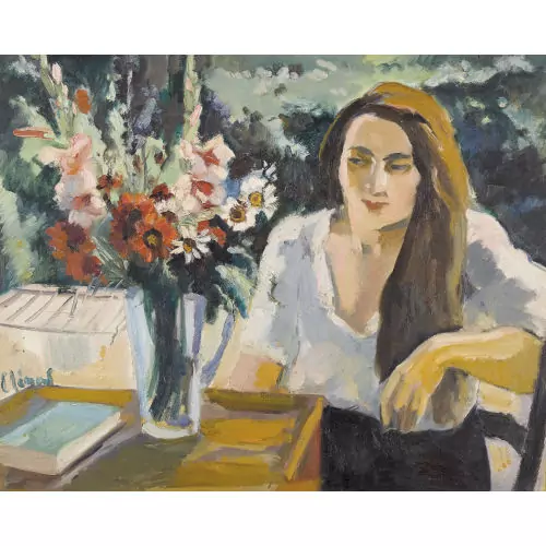 Junge Frau am Tisch mit Blumenstrauss