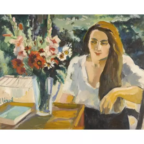 Junge Frau am Tisch mit Blumenstrauss