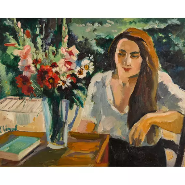 Junge Frau am Tisch mit Blumenstrauss