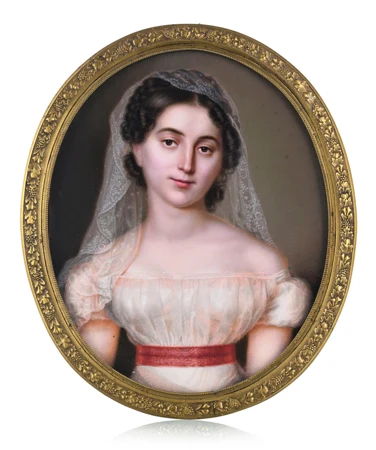Jeune dame en robe de mariée et voile