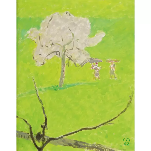 Blühender Apfelbaum auf grüner Wiese