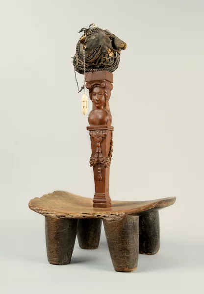 Daniel Spoerri — La venus de Quinipili à la boule fétiche balancée sur la tête, 1995