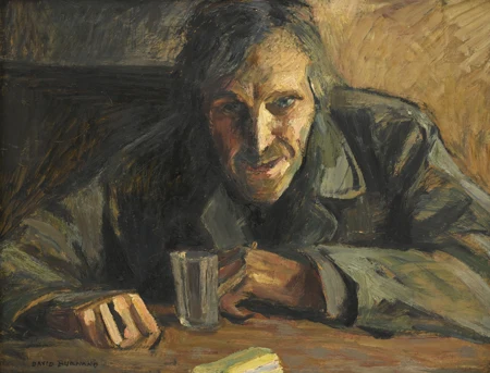 Homme accoudé à une table