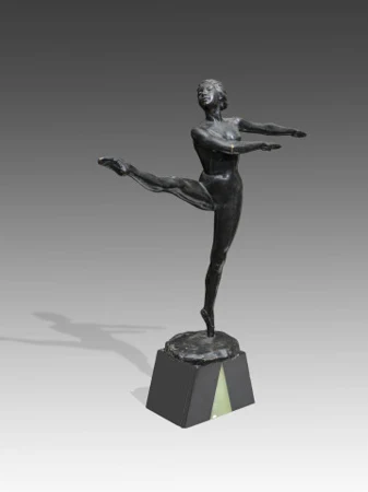Danseuse bras et jambe gauche tendus