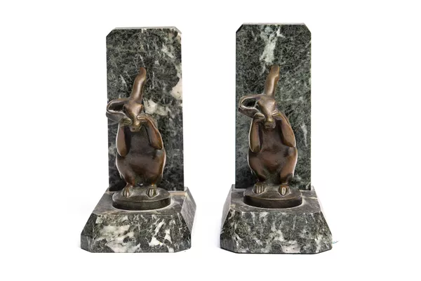 Edouard Marcel Sandoz (1881-1971), "Lapin se tenant le museau" — DognyAuction