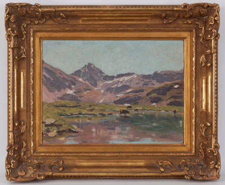Lac de montagne avec vaches paissant