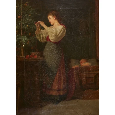 Mutter beim Schmücken des Weihnachtsbaumes