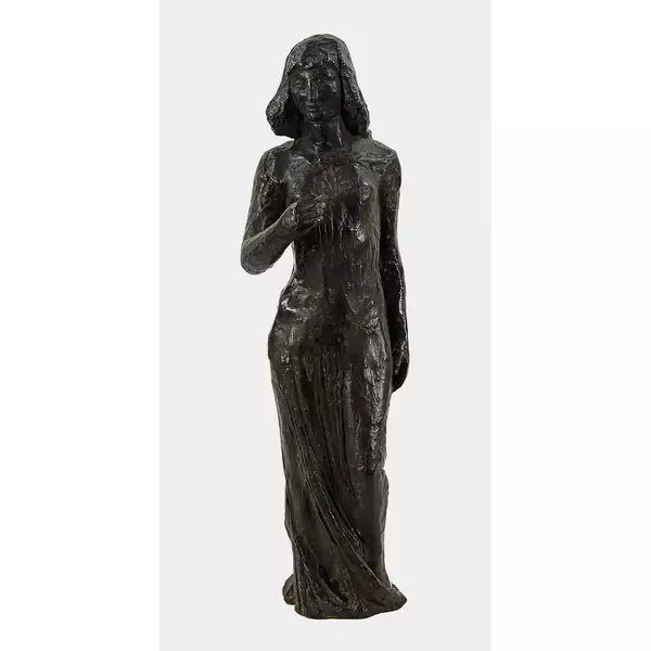 Frau in langem Kleid