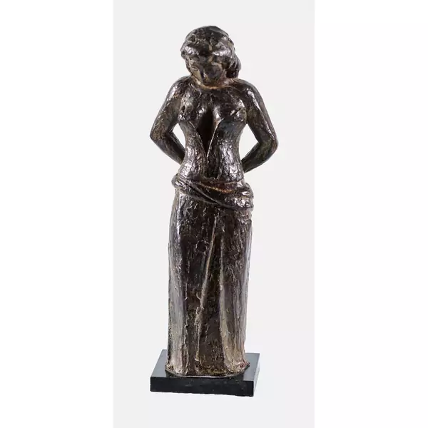 Frau im langen Kleid