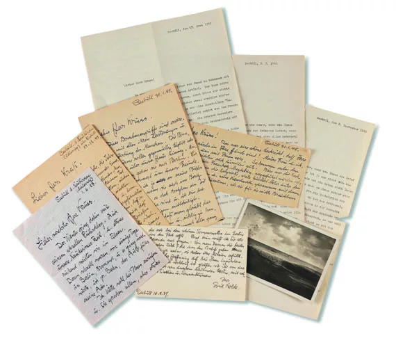 Emil Nolde — 9 Autographen. - Dabei: 5 Briefe von Ada Nolde sowie 23 Beigaben (gedruckte Karten, Kuverts, Briefe von Lepel u. Kruss etc.)
