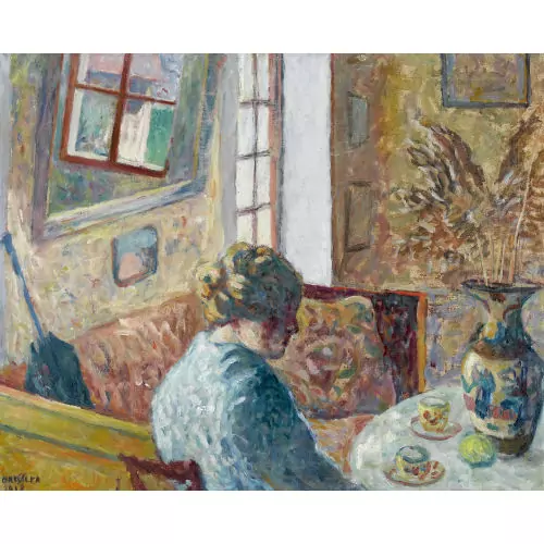 Interieur mit einer Frau am Tisch