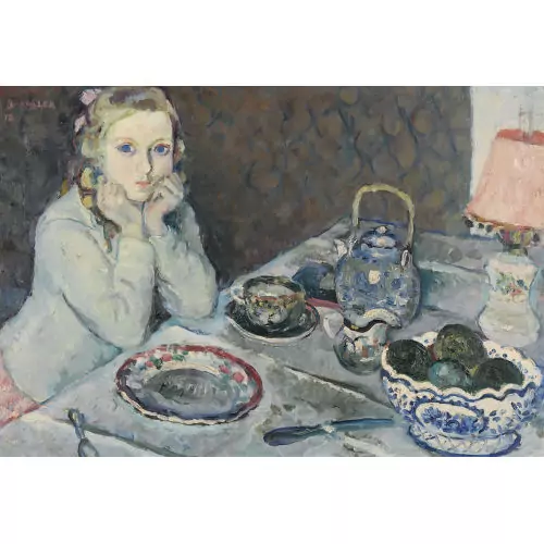 Mädchen am fein gedeckten Tisch
