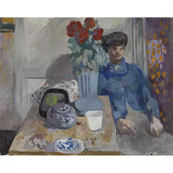 Interieur mit sitzender Frau am Tisch