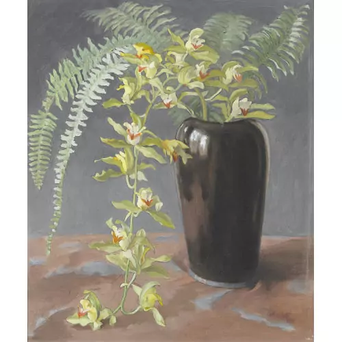 Orchidee und Farnblätter in einer Vase