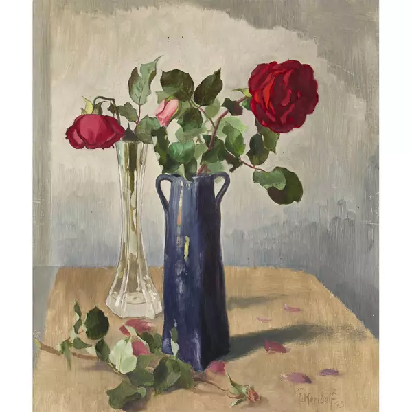 Rote Rosen in zwei Vasen