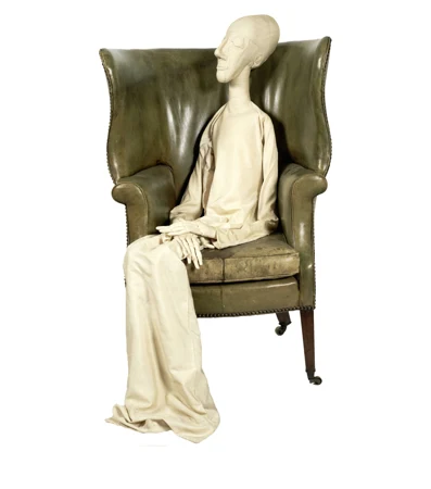 Eva Aeppli — Ohne Titel (Textile Figur) Eine Puppe aus der "Groupe de 12", in grünem Ledersessel — Galerie Kornfeld