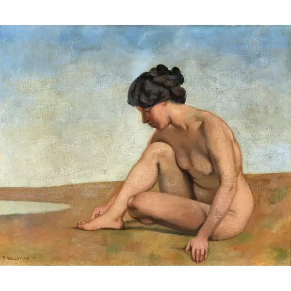 "Petite baigneuse accroupie de profil sur le sable"