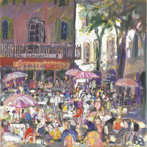 Sommerlicher Platz mit Cafés