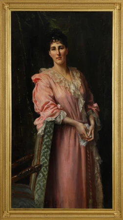 Elégante à la robe rose