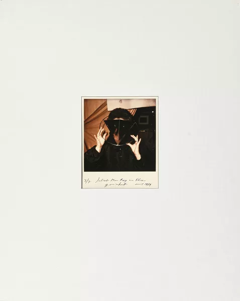 Gérald Minkoff — Gérald Minkoff (1937-2009), Juliet rue Férou portant des masques, suite de 9 photographies couleur, signées, titrées, situées et datées "avril 1979", 16x13 cm