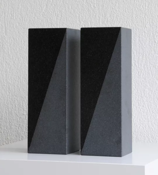 Gottfried Honegger — 2 Skulpturen: Diagonal, 1994