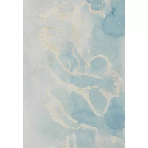 "Fille assise sur fond bleu"